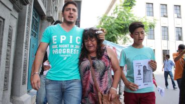 La madre y el hermano de Jonathan pidiendo justicia en Tribunales.