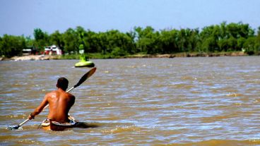 Los kayakistas son los más vulnerables en el río.
