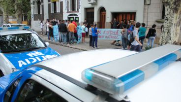 Varios móviles policiales en Fiscalía este miércoles al mediodía.