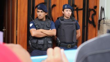 Y también un par de efectivos en la puerta.