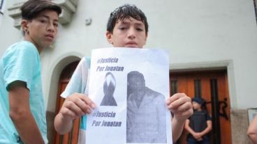 Un cartel pidiendo justicia por el joven asesinado.