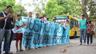 El reclamo llegó hasta Fiscalía de Homicidios, a metros de Tribunales.