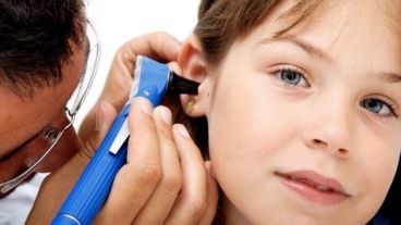 El implante coclear es una prótesis auditiva cuya parte visible es muy similar a la de un audífono.