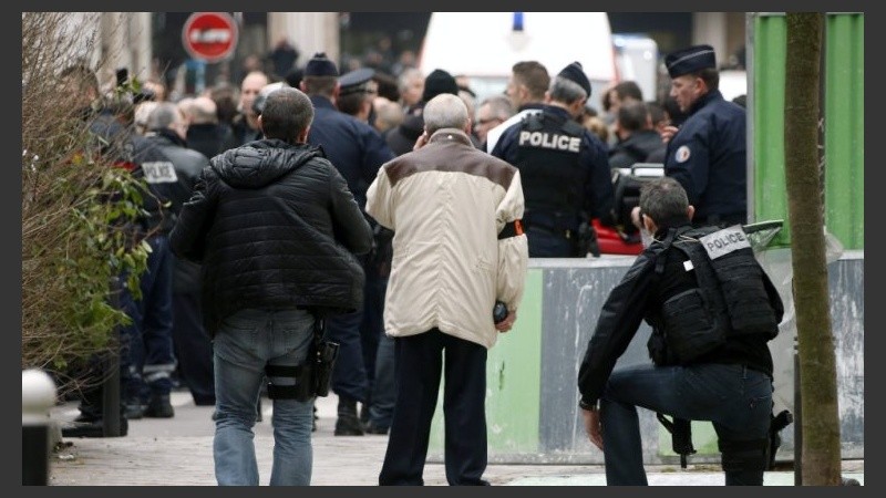 La policía bloquea las calles próximas a las oficinas del semanario satírico francés 