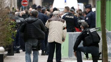 La policía bloquea las calles próximas a las oficinas del semanario satírico francés "Charlie Hebdo" tras ataque.