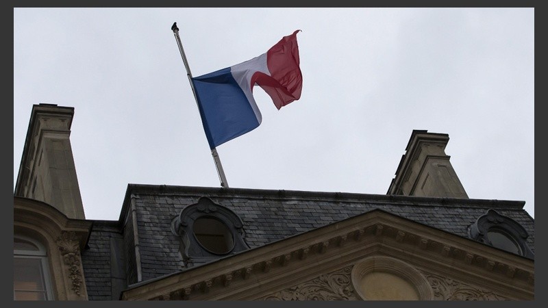 Banderas a media asta en Francia y en sus embajadas en el mundo.