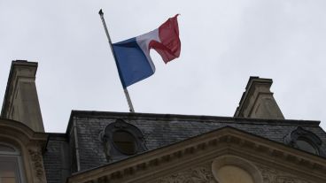 Banderas a media asta en Francia y en sus embajadas en el mundo.