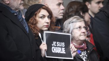Una mujer sostiene un cartel que dice "Yo soy Charlie" durante una concentración ante la sede del Parlamento Europeo.
