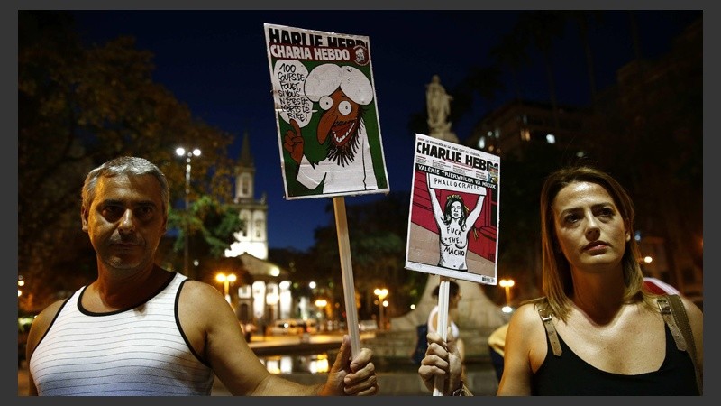 Un cartel y el repudio con carteles en Perú.