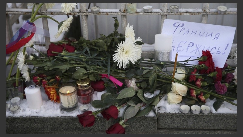Flores y mensajes de apoyo en la embajada de Rusia.