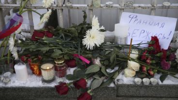 Flores y mensajes de apoyo en la embajada de Rusia.