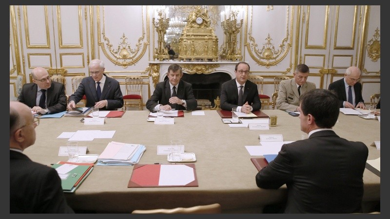 El presidente galo, François Hollande (4º izq), preside la reunión de crisis con los miembros del Gobierno este jueves.