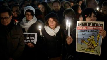 Manifestantes reunidos para repudiar el ataque terrorista contra la redacción del semanario parisino Charlie Hebdo