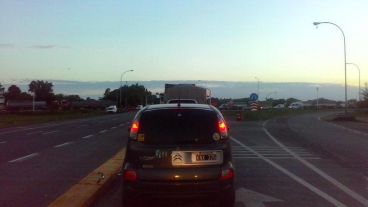 La ruta 18 y de fondo la A-012, atestada de vehículos.