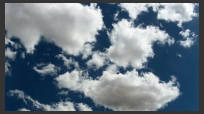 Lucha de nubes y sol en el cielo rosarino.