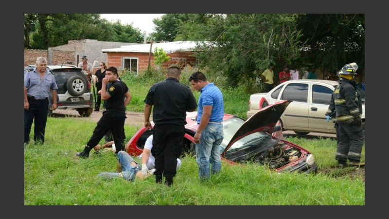 El Fiat Palio terminó en la zanja por la persecución.