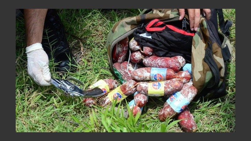 La policía incautó la mercadería robada de los supermercados.