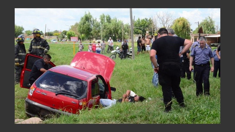 El Fiat Palio terminó en la zanja por la persecución.