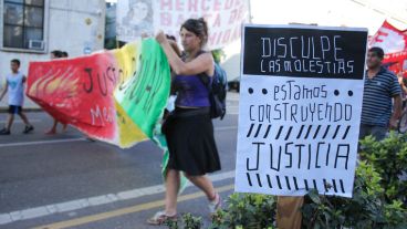 Marcha y acto para pedir justicia por la militante social Mercedes Delgado, asesinada hace dos años en  barrio Ludueña.