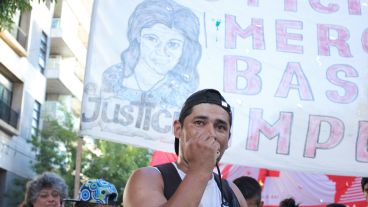 Juan Ponce, el hijo de Mercedes, hablando con los militantes y amigos que acompañaron la marcha.
