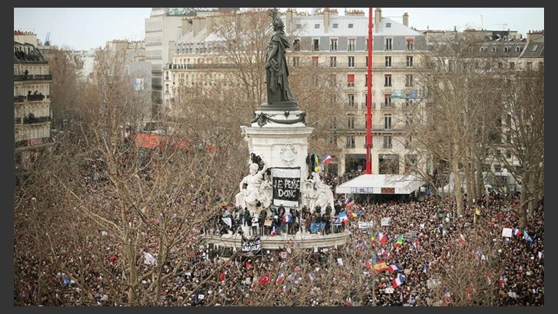 La marcha recorre las calles de París.