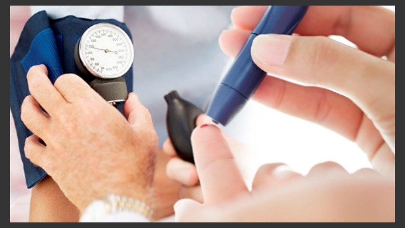 Un adecuado estado de hidratación y la administración continua de insulina constituyen uno de los pilares básicos del tratamiento durante la operación.