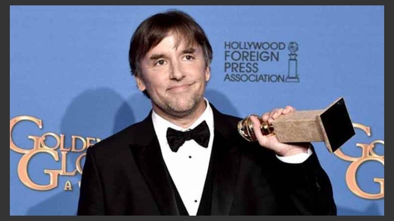 Richard Linklater levanda el Globo de Oro al mejor director. 