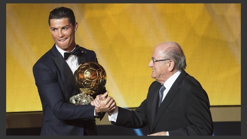 El goleador merengue recibe el saludo de Blatter, jefe de la FIFA.