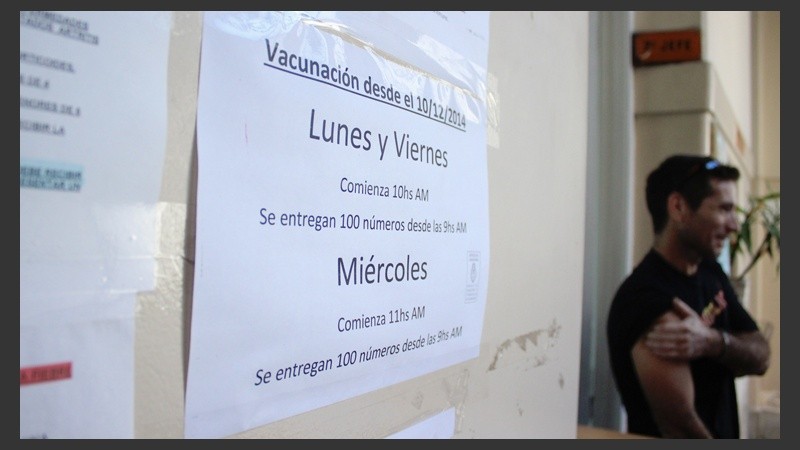 Un cartel en el interior de la Unidad Sanitaria de Rosario informando los días y horarios para vacunarse. 