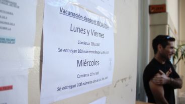 Un cartel en el interior de la Unidad Sanitaria de Rosario informando los días y horarios para vacunarse.