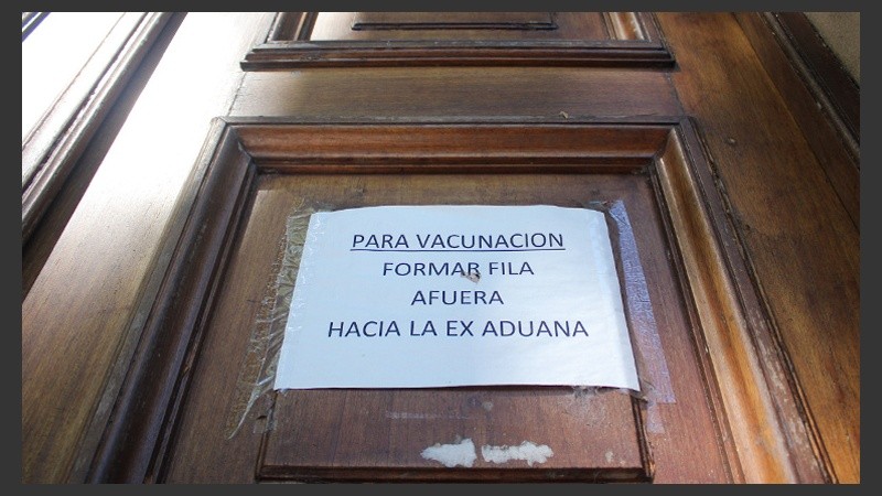 El cartel en la puerta donde se reciben a todo aquellos que estén por viajar y deban vacunarse.