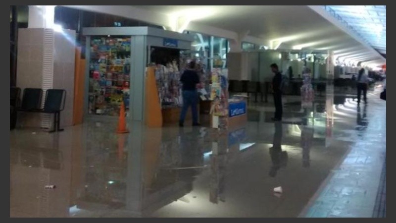 La lluvia se filtró en la Terminal y amaneció inundada | Rosario3