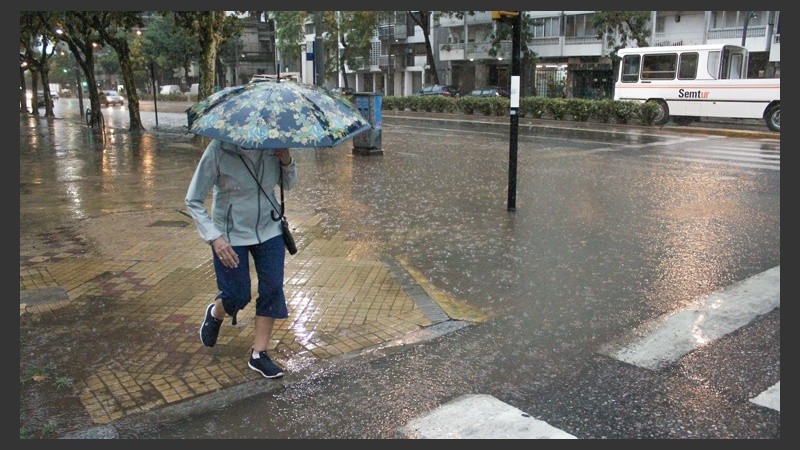 La esquina de Pellegrini y Buenos Aires, complicada esta mañana.