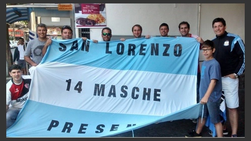 Sebastián Mascherano (el segundo a la izquierda) sostiene una bandera con destino mundialista.