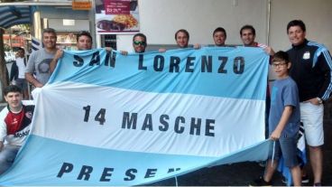 Sebastián Mascherano (el segundo a la izquierda) sostiene una bandera con destino mundialista.