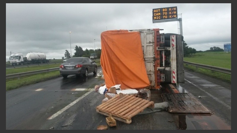 El camionero no pudo controlar el volante y volcó sobre su costado izquierdo. 