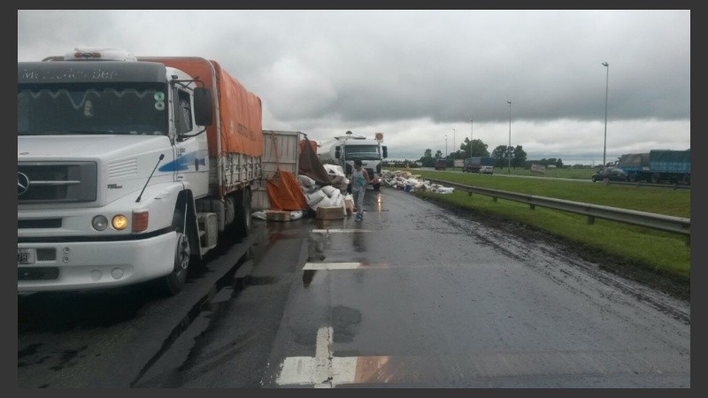El camión volcó buena parte de su carga sobre la calzada.