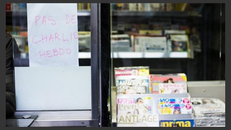 Un quiosco avisa que la revista está agotada.