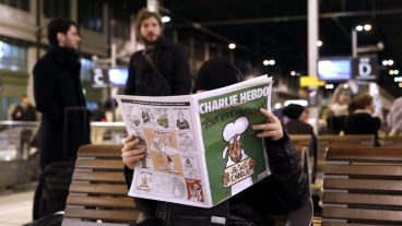 Tras el atentado, la revista Charlie Hebdo sacó un nuevo ejemplar y todos la quieren en Francia.