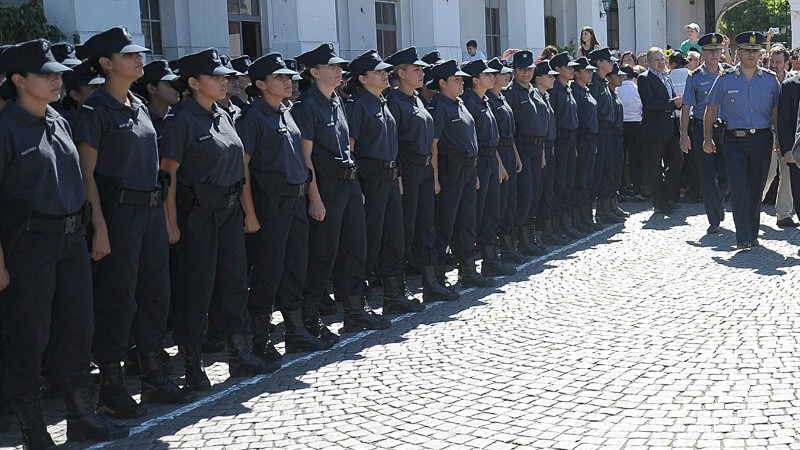 Policías egresados en 2014 del Isep.