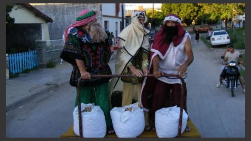 Los reyes de La Falda, al iniciar la recorrida el 6 de enero último.
