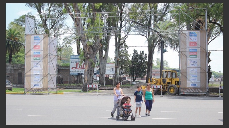 La estructura donde ingresarán los vehículos a partir del viernes por la tarde frente al Museo de la Ciudad.