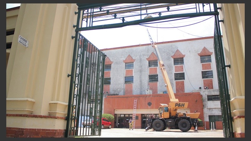 Parte de la estructura en el ingreso al Hipódromo está siendo refaccionada.