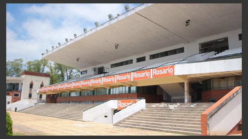 Una de las tribunas principales fue pintada de color blanco.