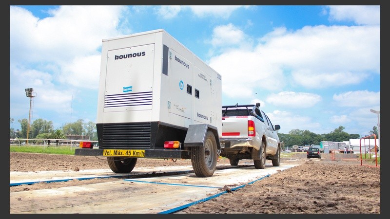 Una camioneta con un grupo electrógeno ingresa al Hipódromo de la ciudad.