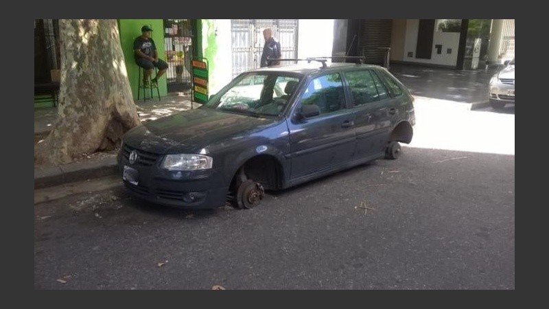 Al Volkswagen Gol le robaron todas los neumáticos.