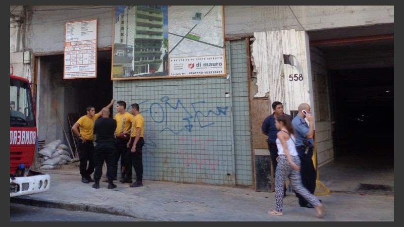 Policías y bomberos acudieron por el accidente en el edificio en construcción.
