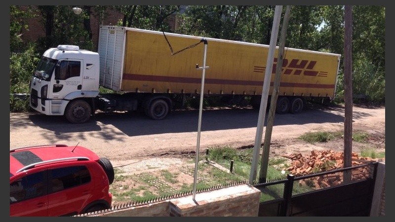 Yuyos altos, basural a cielo abierto, falta de alumbrado y playa de estacionamiento.
