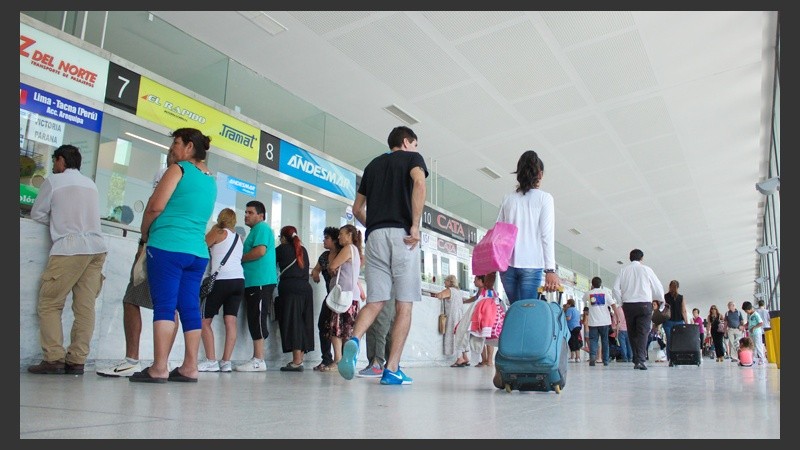 Recambio turístico: los que vuelven y los que se van en La Terminal de Ómnibus de Rosario.
