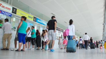 Recambio turístico: los que vuelven y los que se van en La Terminal de Ómnibus de Rosario.